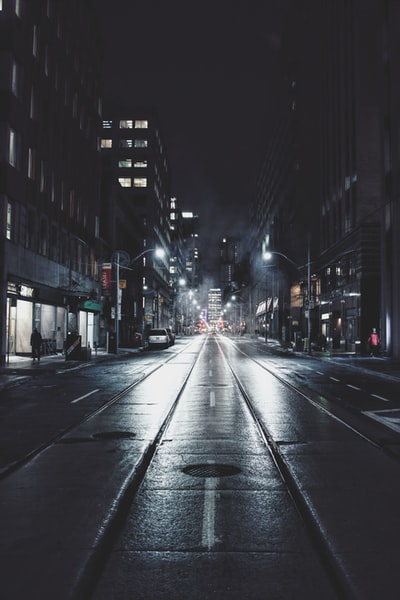 夜晚城市里空无一人的道路